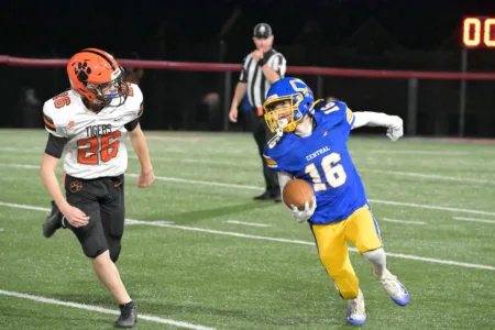 Crusaders pull away, head to playoff on winning streak